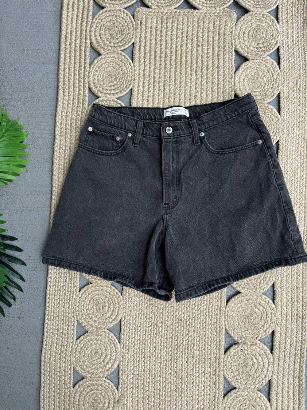 Abercrombie & Fitch High Rise Loose Denim Shorts Washed Black Size 30 / 10